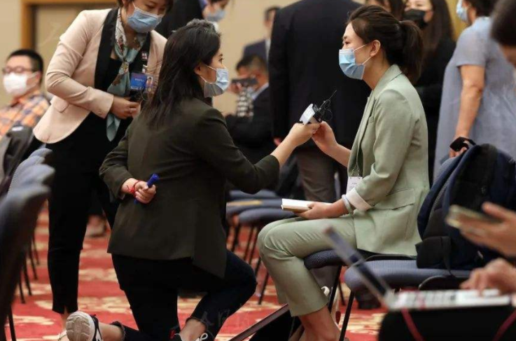 “《非诚勿扰》性感秘书被揭短 金融才女原是中专”