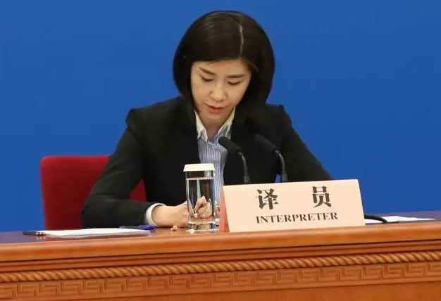 “孙红雷新女友曝光 十指交扣畅游王府井(组图)”